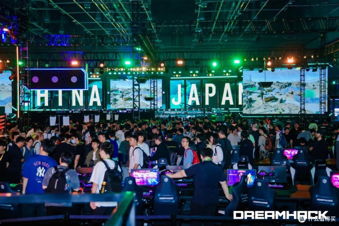 八位堂亮相2025 DreamHack，发布新品全按键专业街机控制器天刃星