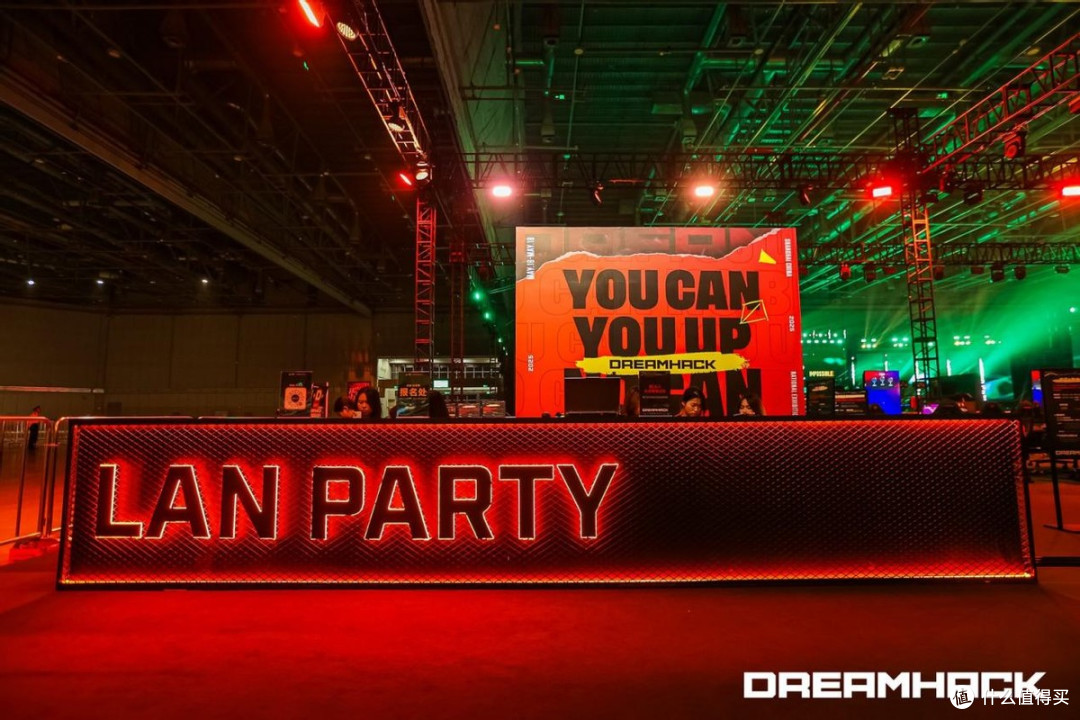 八位堂亮相2025 DreamHack，发布新品全按键专业街机控制器天刃星
