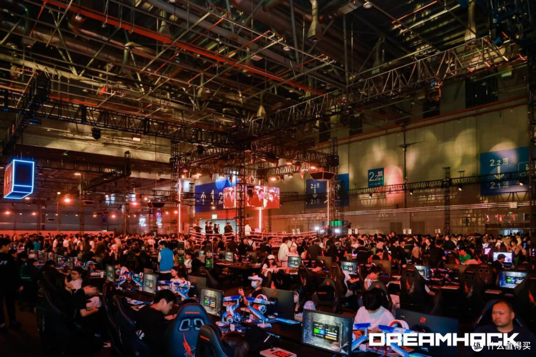 八位堂亮相2025 DreamHack，发布新品全按键专业街机控制器天刃星