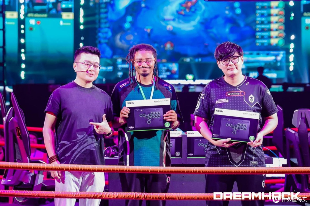 八位堂亮相2025 DreamHack，发布新品全按键专业街机控制器天刃星