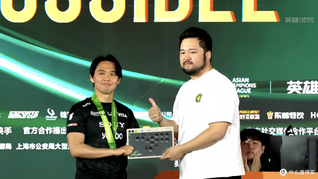 八位堂亮相2025 DreamHack，发布新品全按键专业街机控制器天刃星