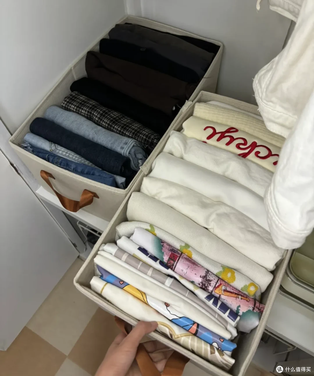 被网友的“短袖收纳”惊呆了，不花啥钱，几十件T恤搞得整整齐齐
