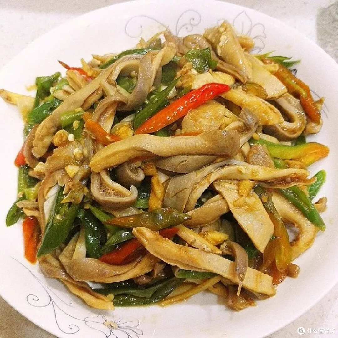 清煮猪肚配蒜苔辣椒炒制