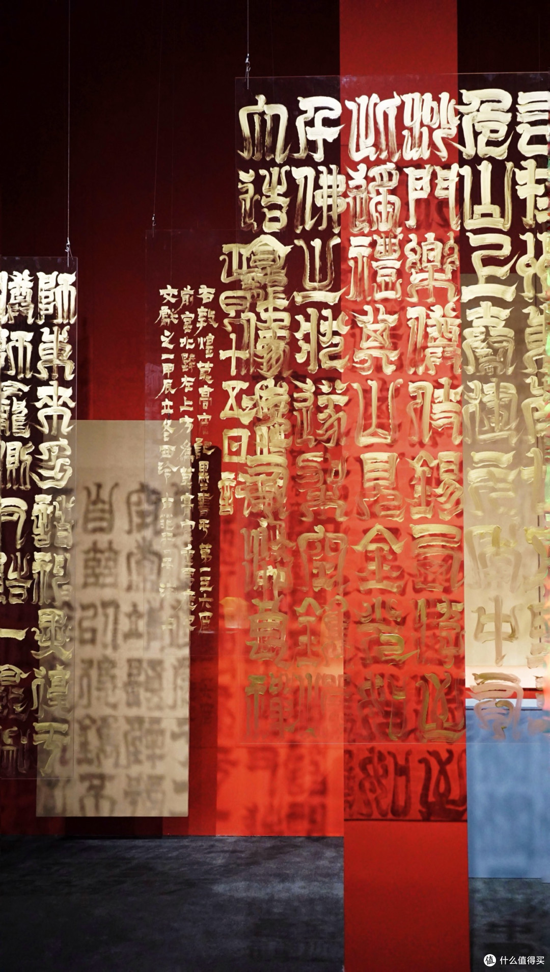 《迹·痕》，以石窟壁画和亚克力作为书写界面，用金色颜料书写《莫高窟记》