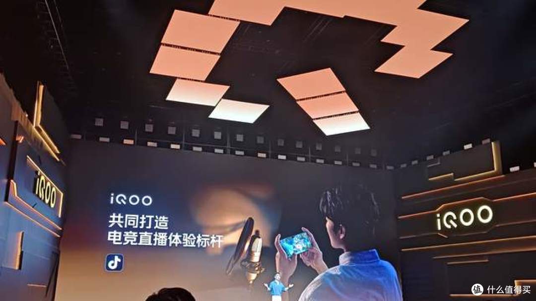 激情为你而生!撼动峡谷 双芯小金刚iQOO Neo10 Pro+爆燃发布