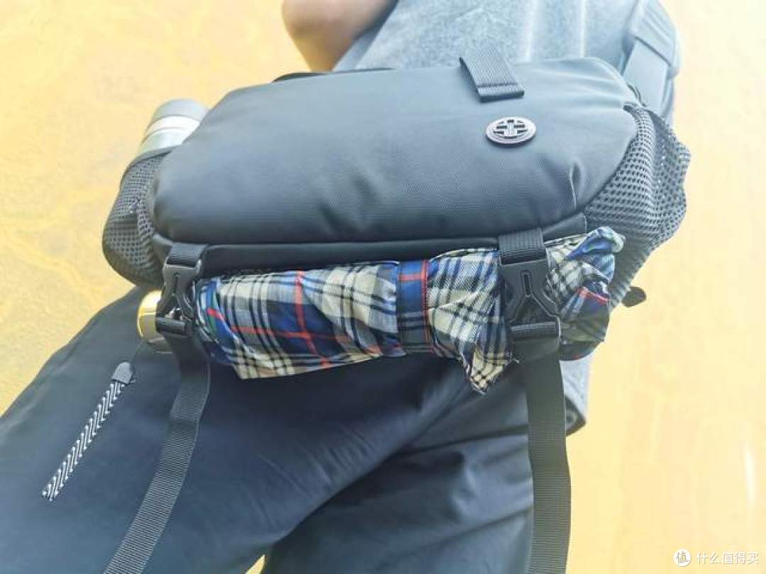 实用与颜值并存:十字勋章男士单肩相机包