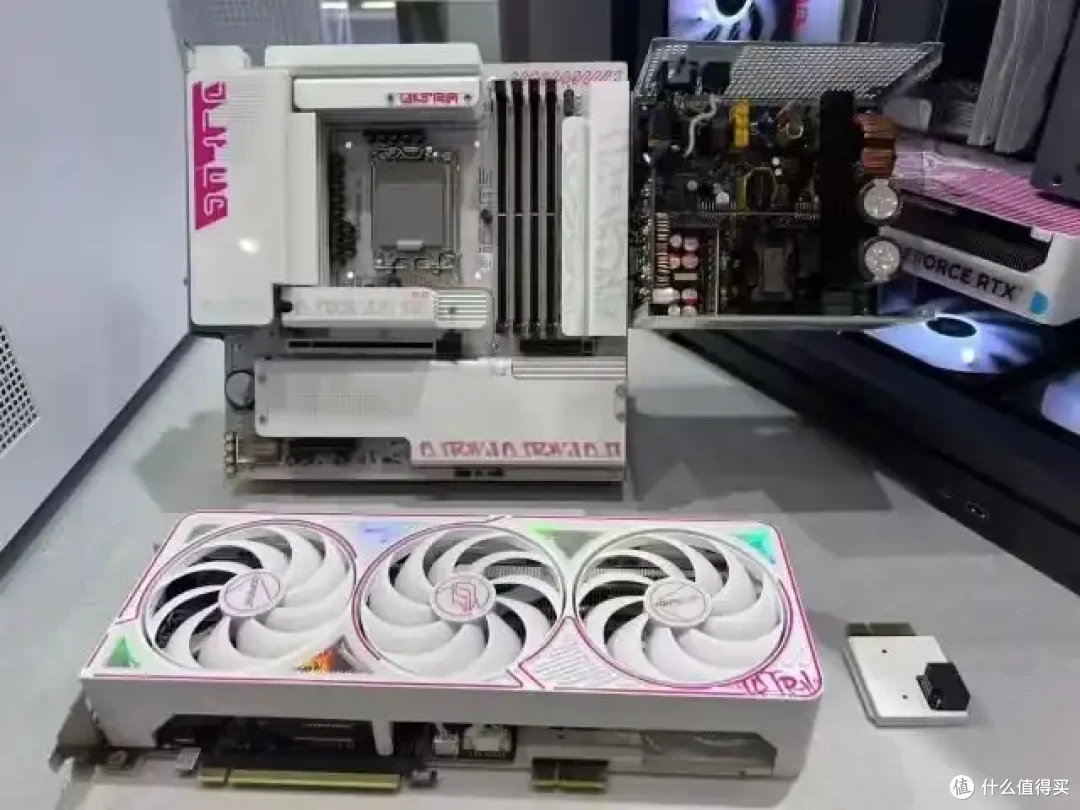 七彩虹-鑫谷展出BTF3.0生态新品，正面已完全无线