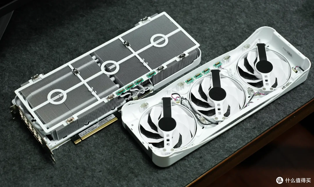 售价高达3万!还已停产?影驰RTX 5090 D星曜LUNA OC显卡试玩体验