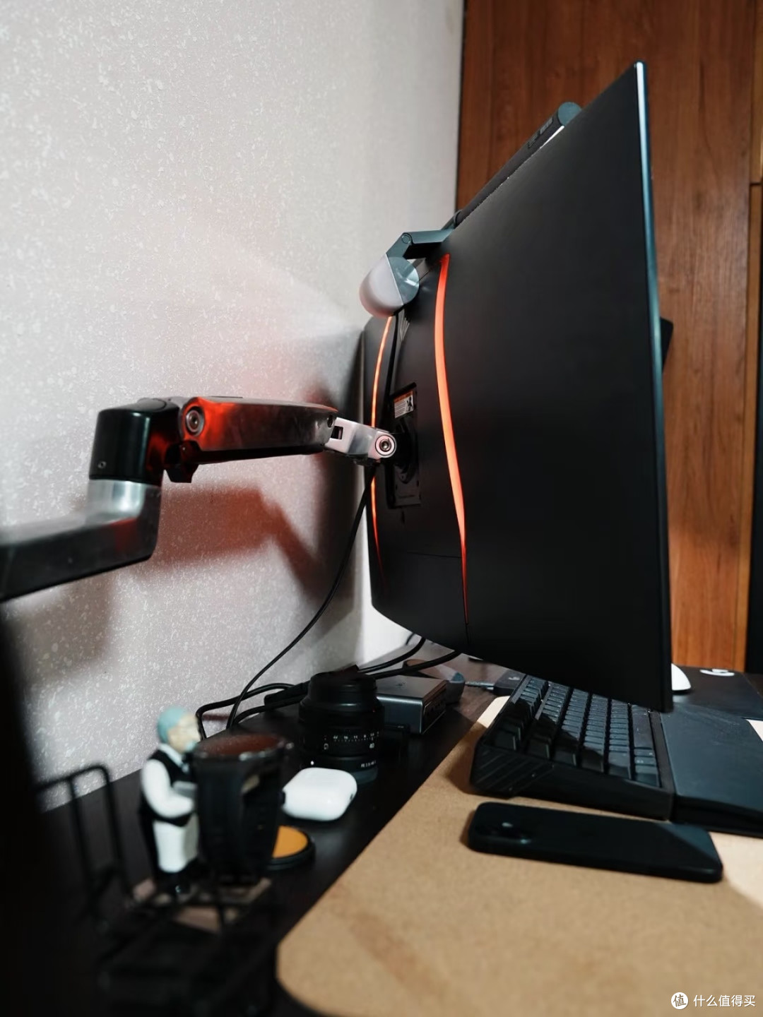 桌搭升级必看:LG 32GS95UV的「暗黑场景」有多绝?