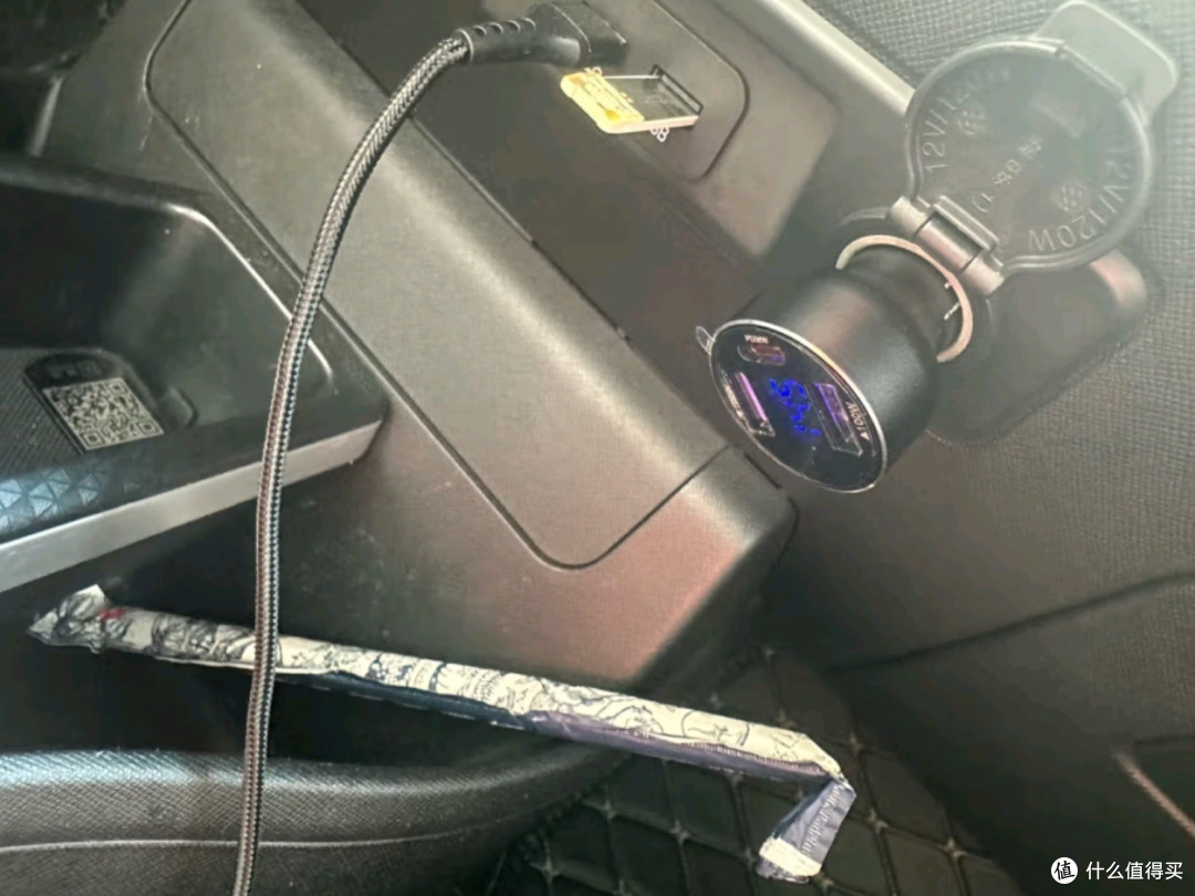 纽曼车载充电器快充:一拖三超级快充,满足苹果华为小米全需求