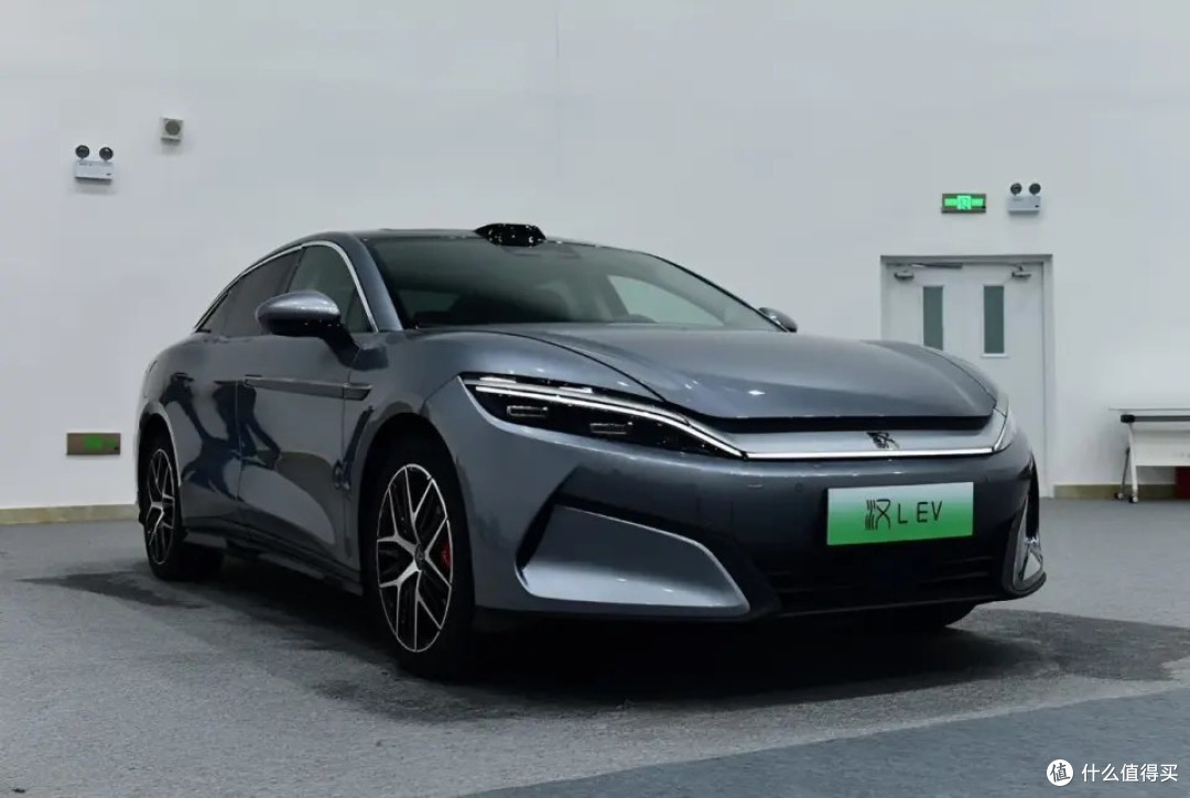 当21.59万元的小米SU7遇上21.98万元的比亚迪汉LEV,该如何选择?