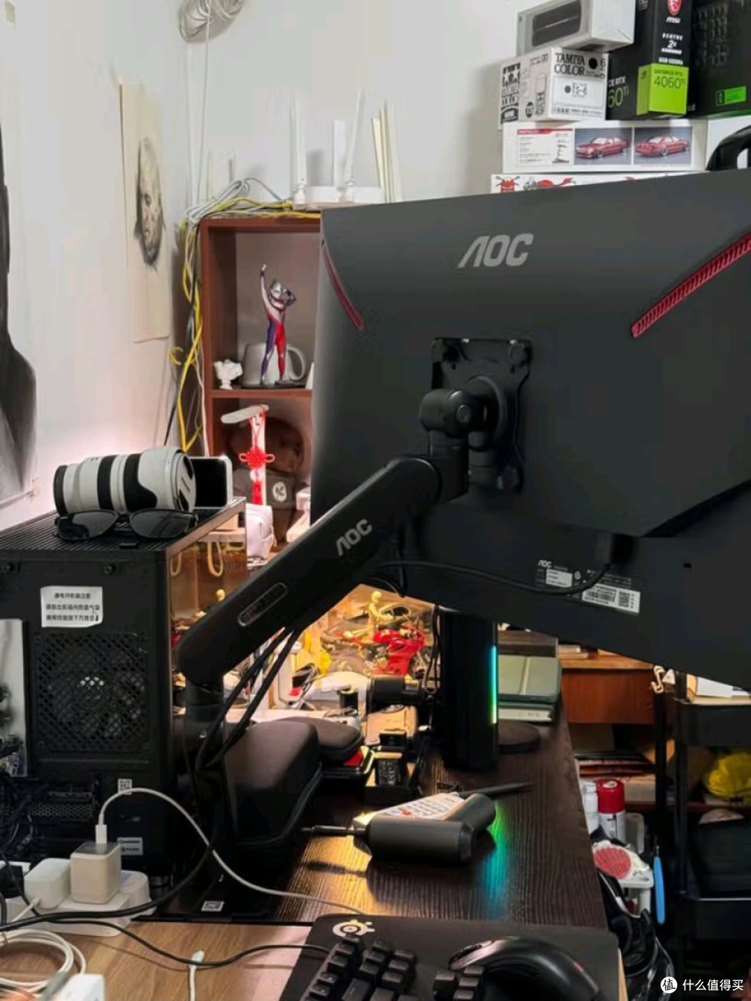 AOC AM420PLUS显示器支架臂:居家办公的桌面“变形金刚”