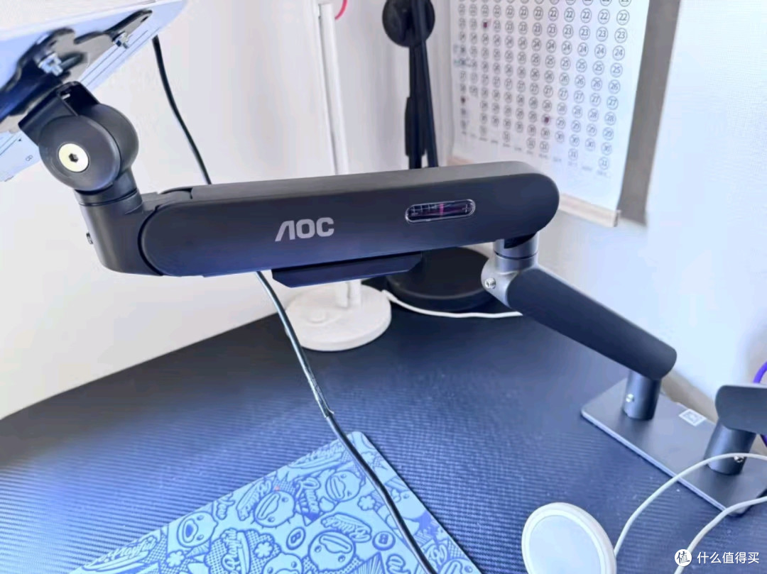 AOC AM420PLUS显示器支架臂:居家办公的桌面“变形金刚”