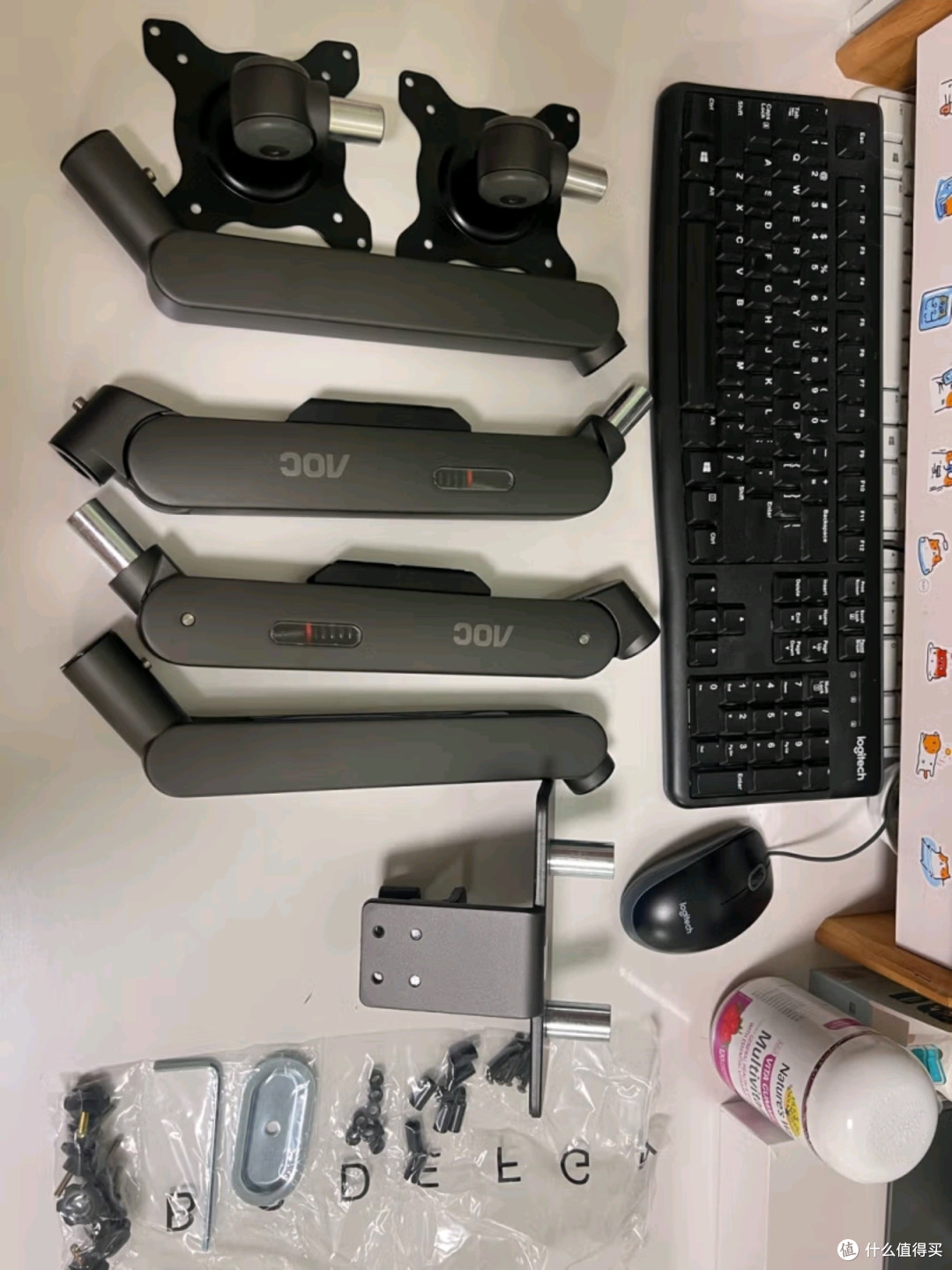 AOC AM420PLUS显示器支架臂:居家办公的桌面“变形金刚”