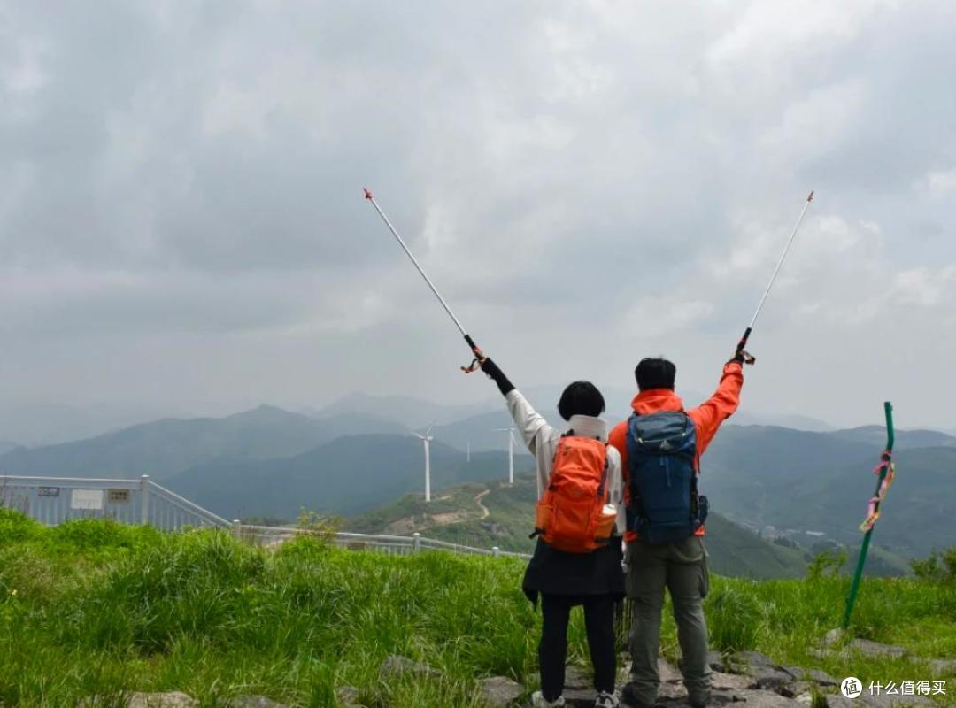 户外登山推荐指南:如何挑选一件"不用也得带"的硬核冲锋衣?