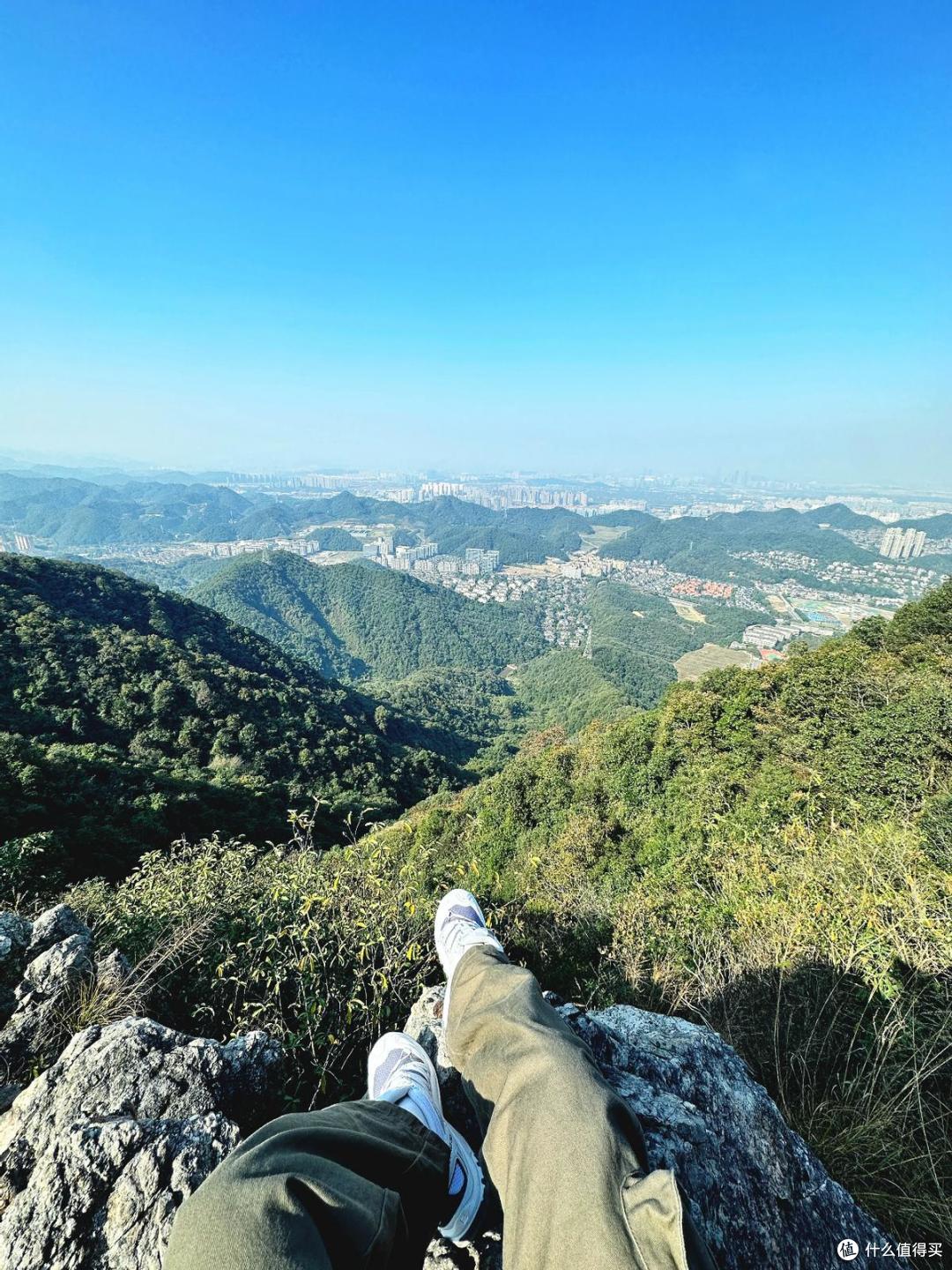 户外登山推荐指南:如何挑选一件"不用也得带"的硬核冲锋衣?