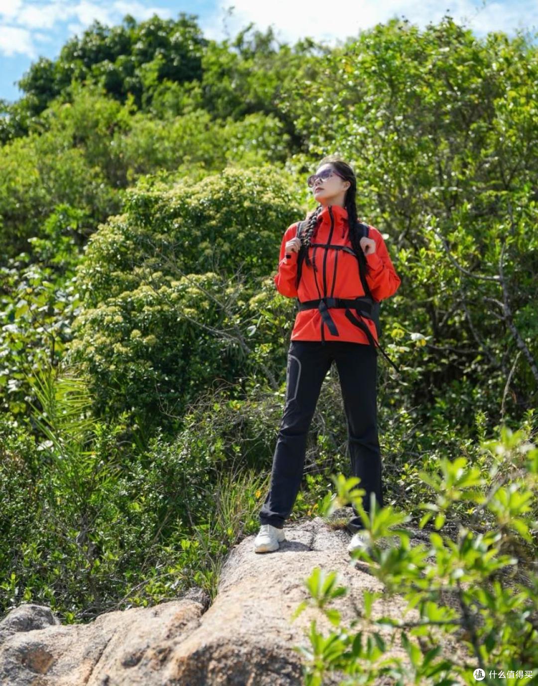 户外登山推荐指南:如何挑选一件"不用也得带"的硬核冲锋衣?