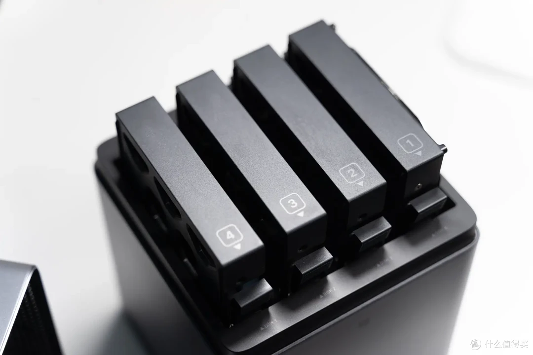 千元NAS新标杆?4盘位+2.5G+4K影音+Docker!绿联DH4300 Plus实测