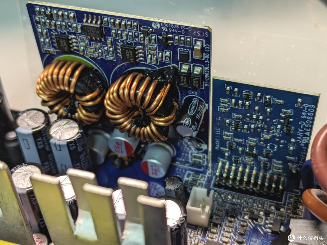 再塑白金巅峰?安耐美PK 1000W“白金竞蝠”电源拆解!