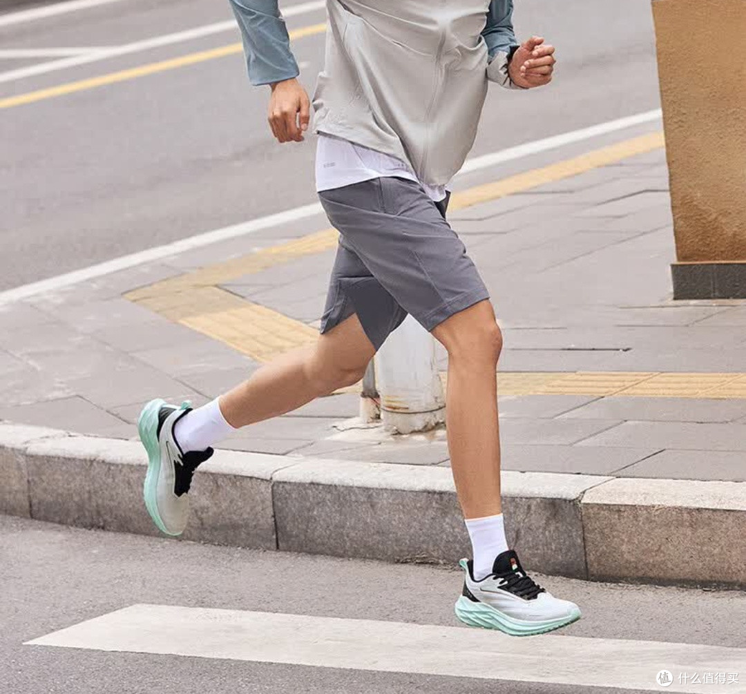 鸿星尔克男鞋夏季跑鞋掣影3代:透气舒适的运动好伙伴