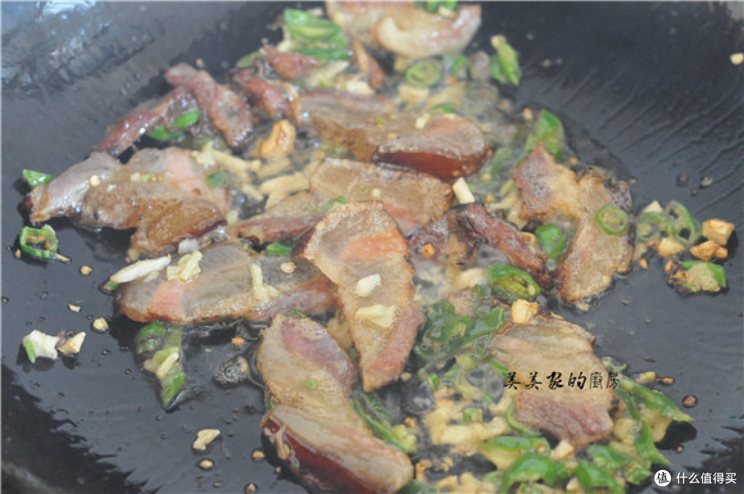 端午头茬晒足鲜！柴火腊肉配山珍，这盘湖南老味道馋哭隔壁小孩！