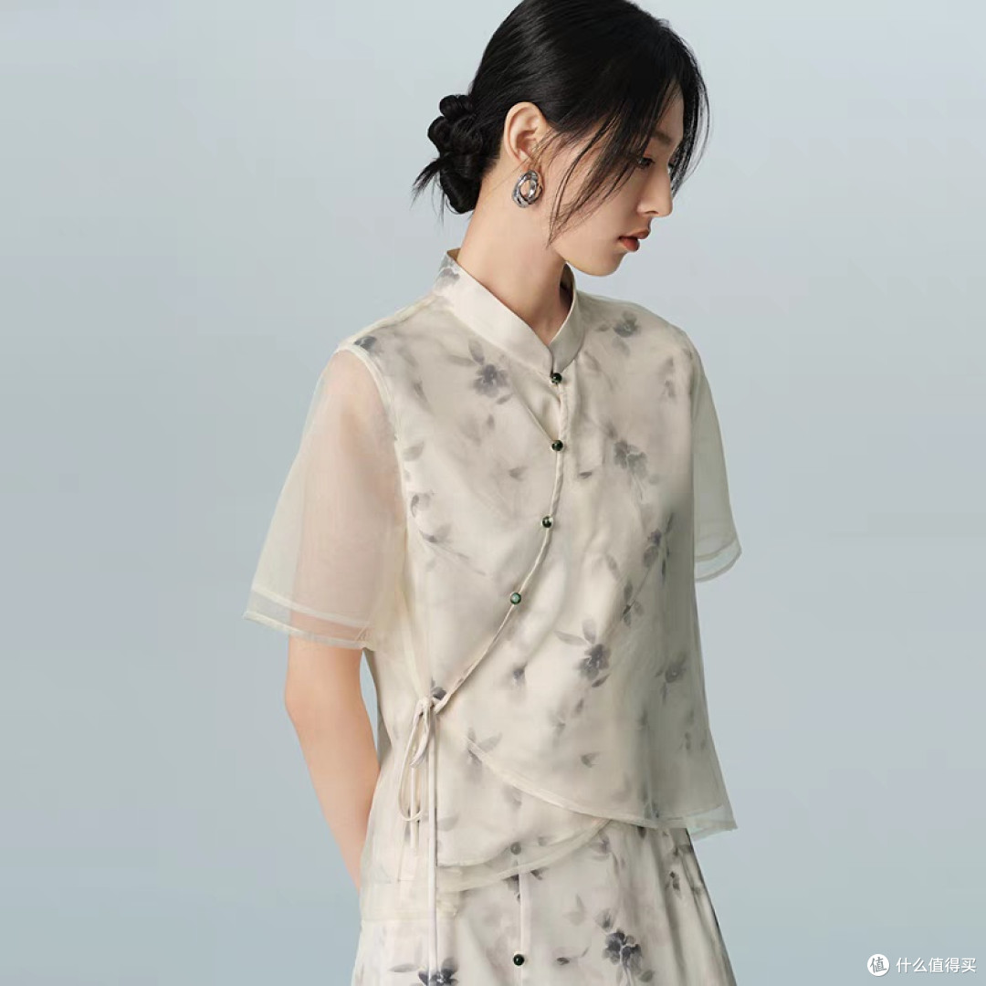太平鸟新中式印花套装设计风格独特