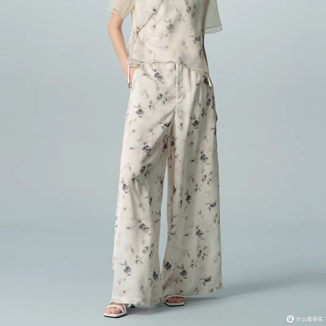太平鸟新中式印花套装设计风格独特