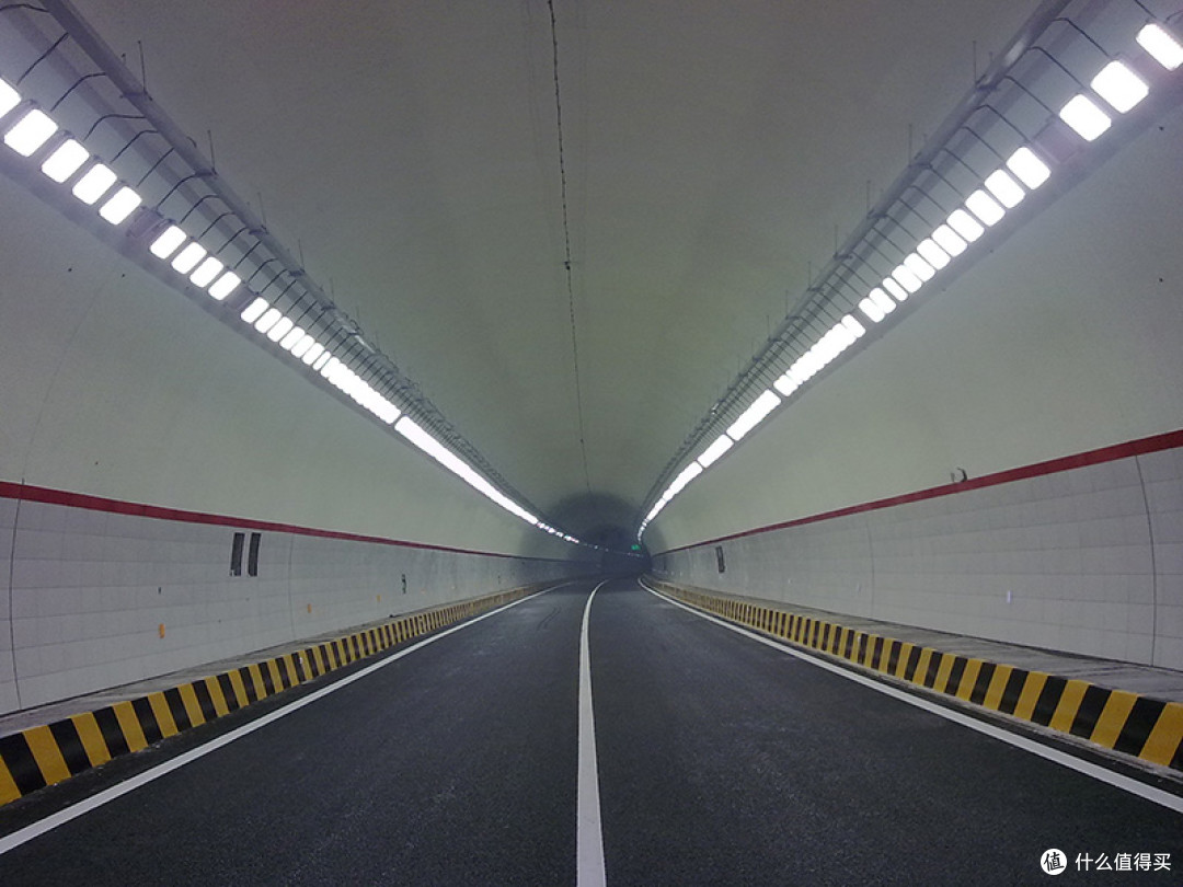 城市动脉的光明守护者：LED隧道灯助力智慧交通建设