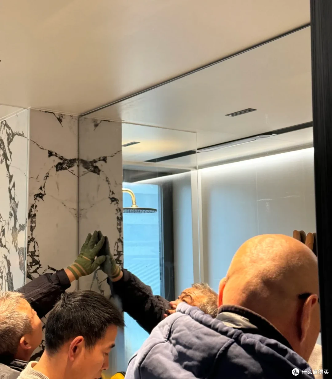 不顾反对，卫生间做了全面镜，入住后发现：太完美了！