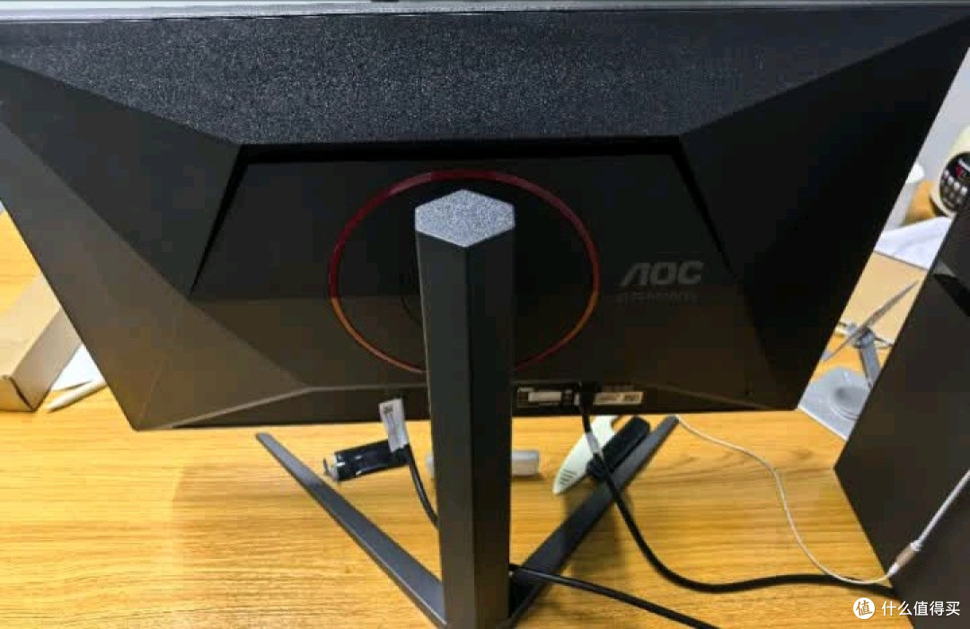桌搭美学：27英寸AOC显示器：2K180Hz高色准