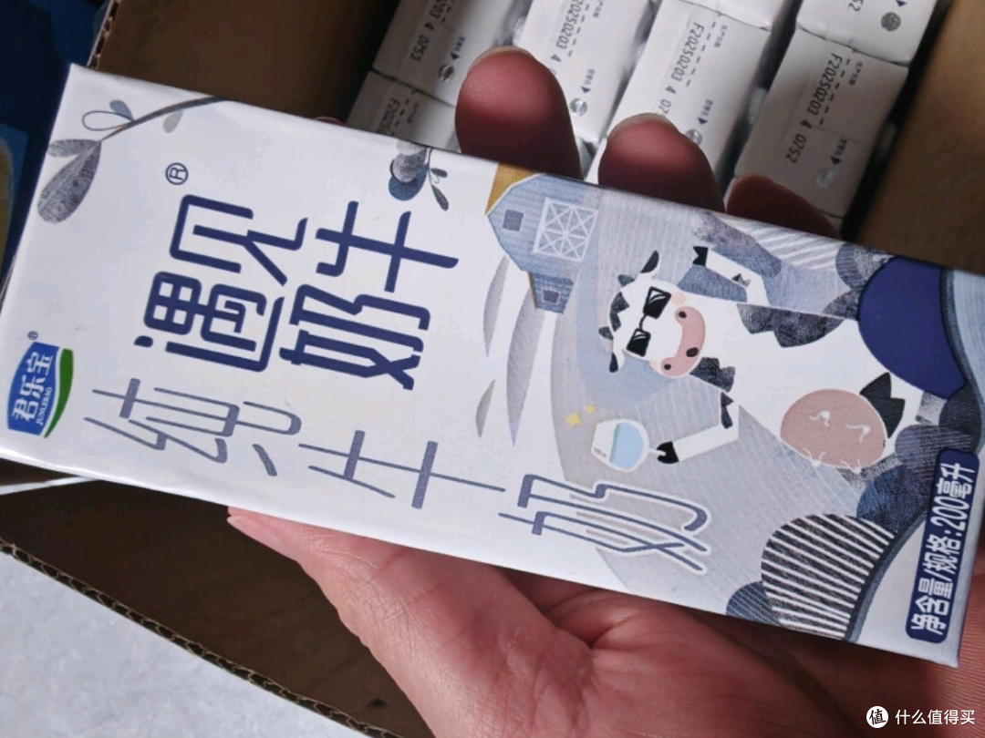 君乐宝遇见奶牛全脂纯牛奶:一口回归自然的香醇