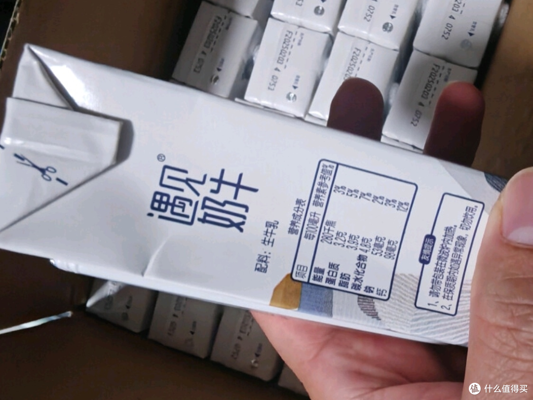 君乐宝遇见奶牛全脂纯牛奶:一口回归自然的香醇