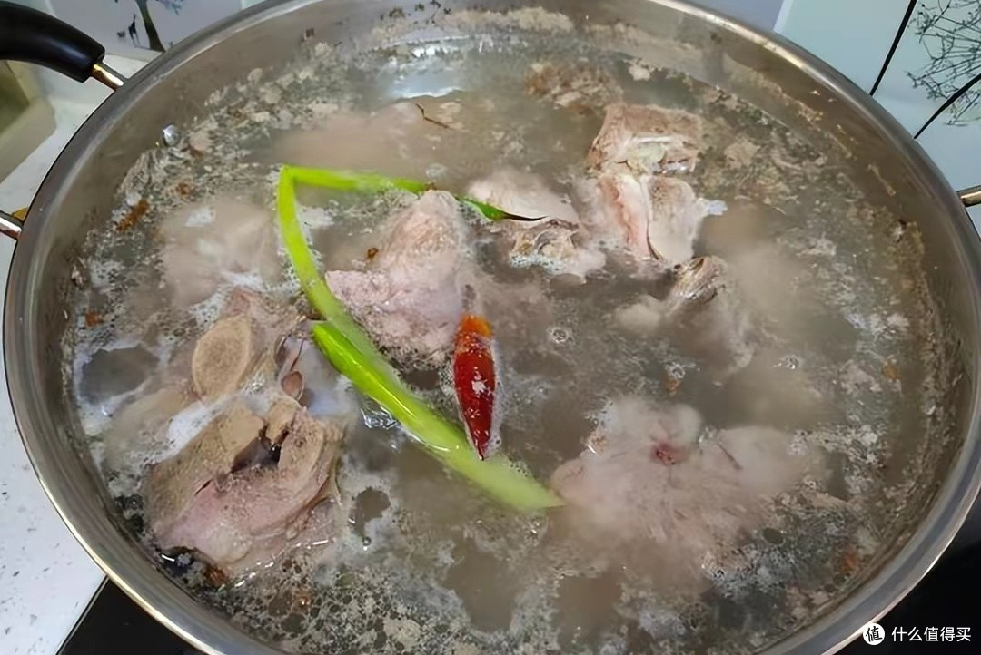 肉食水里浮沫:是脏东西还是精华?该留还是该弃?