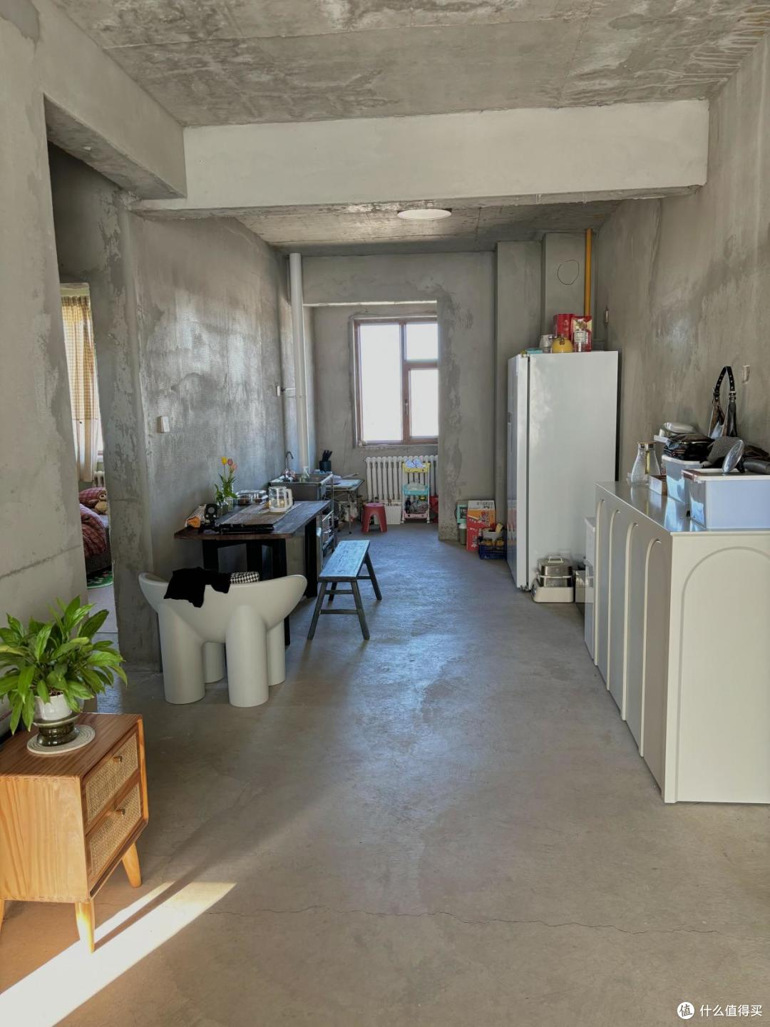 广东小哥哥，因直接入住“毛坯房”而走红，花费1万，住得很舒服