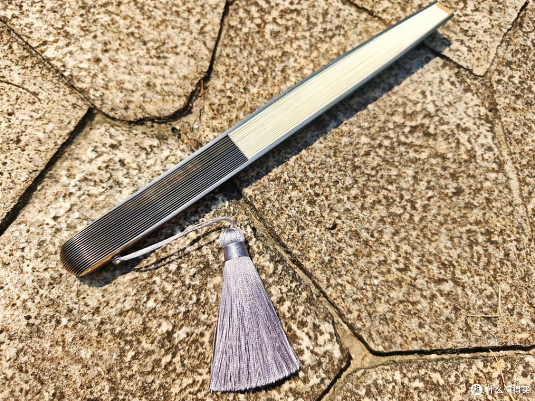 刚柔并济的东方美学:费戈轻风茄头钛扇