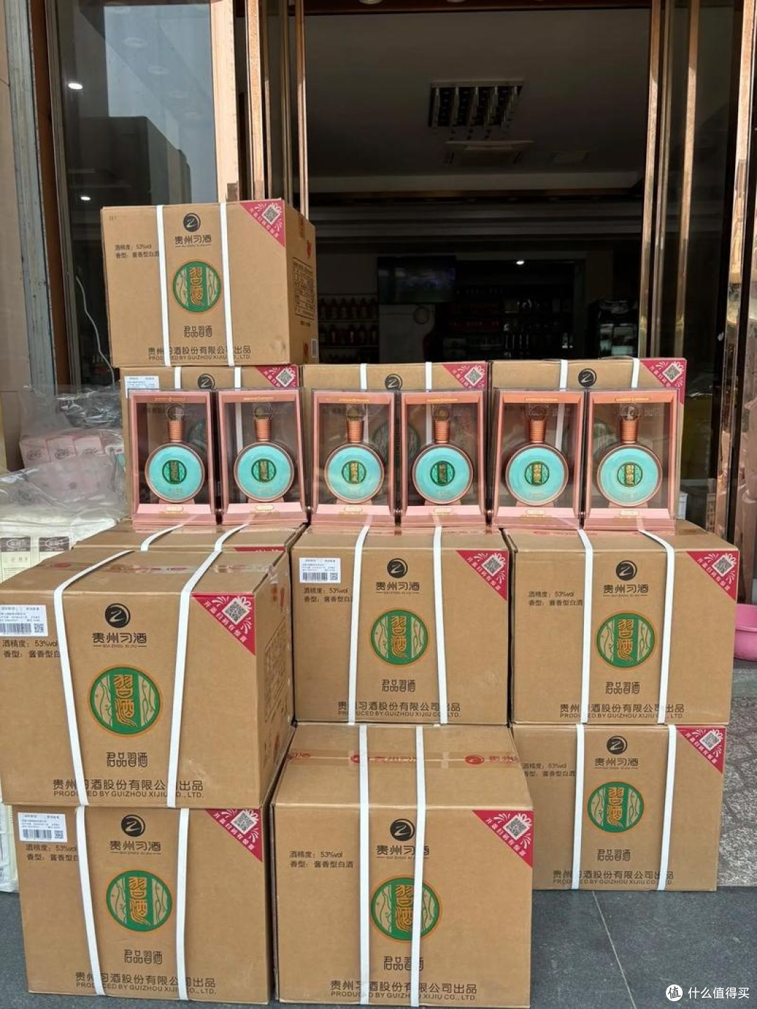 价格未涨反降的酒款,可能因素都有什么