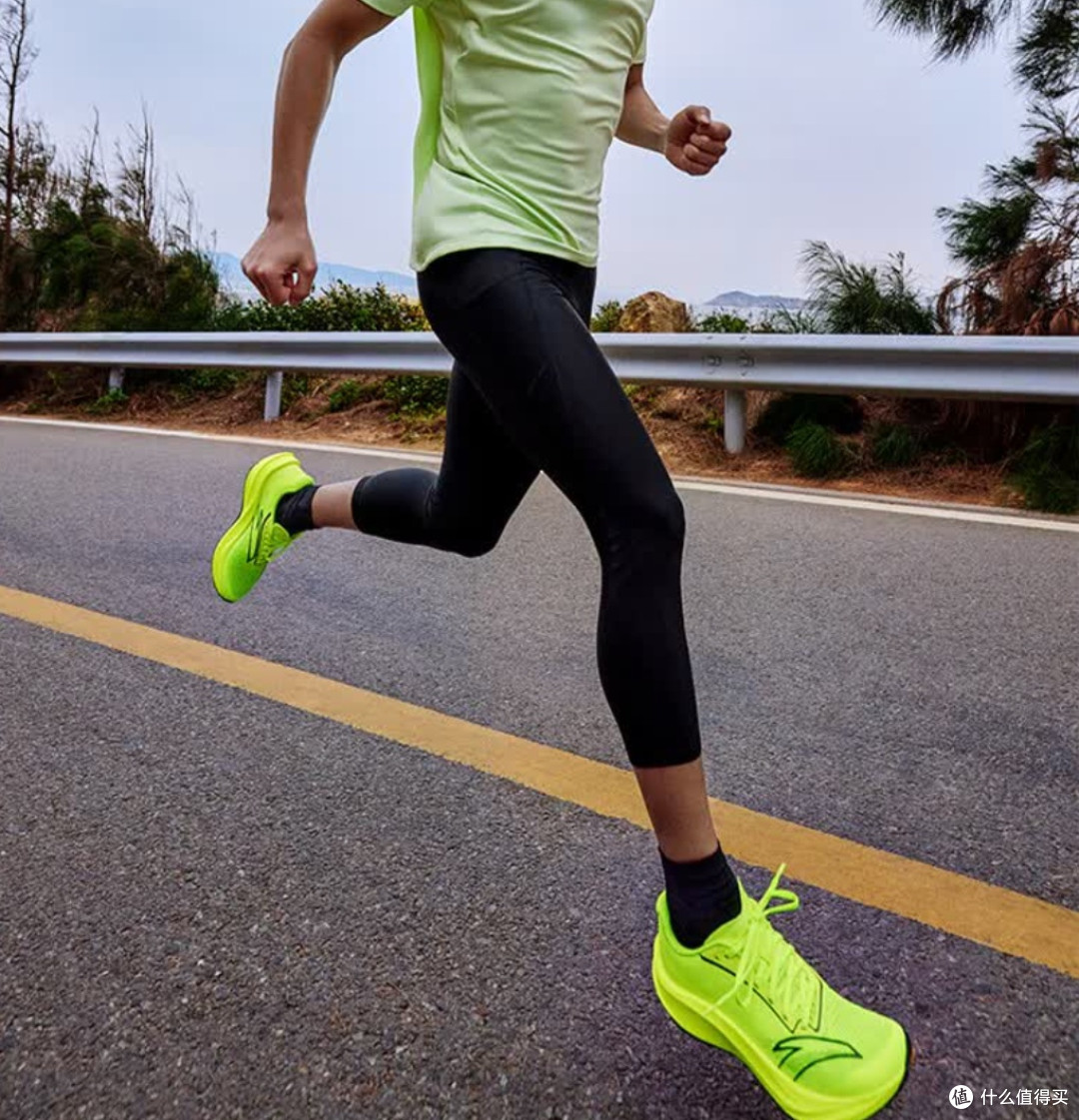 安踏柏油路霸3V:竞速训练的实力之选