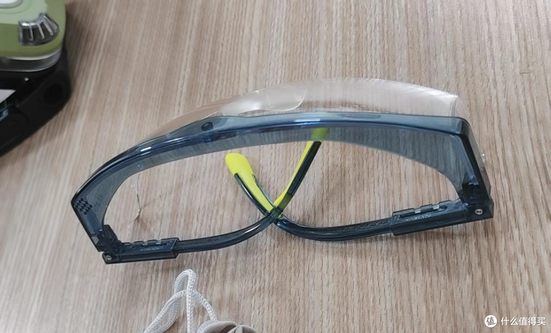 骑行护目镜,防风防风溅的效果不错