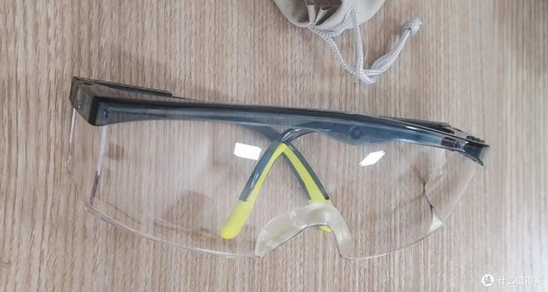 骑行护目镜,防风防风溅的效果不错