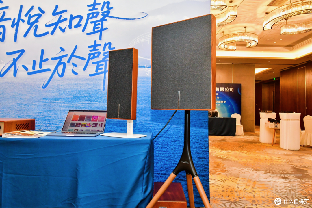 R300（图中右侧）和R100两款全频音箱
