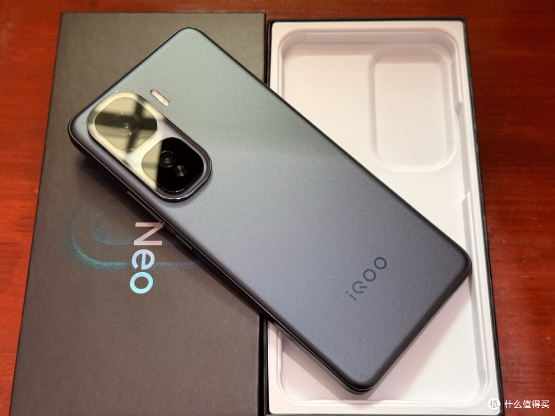 游戏手机?iQOO Neo10 Pro+不到两千四,还抢到了2K好屏幕!