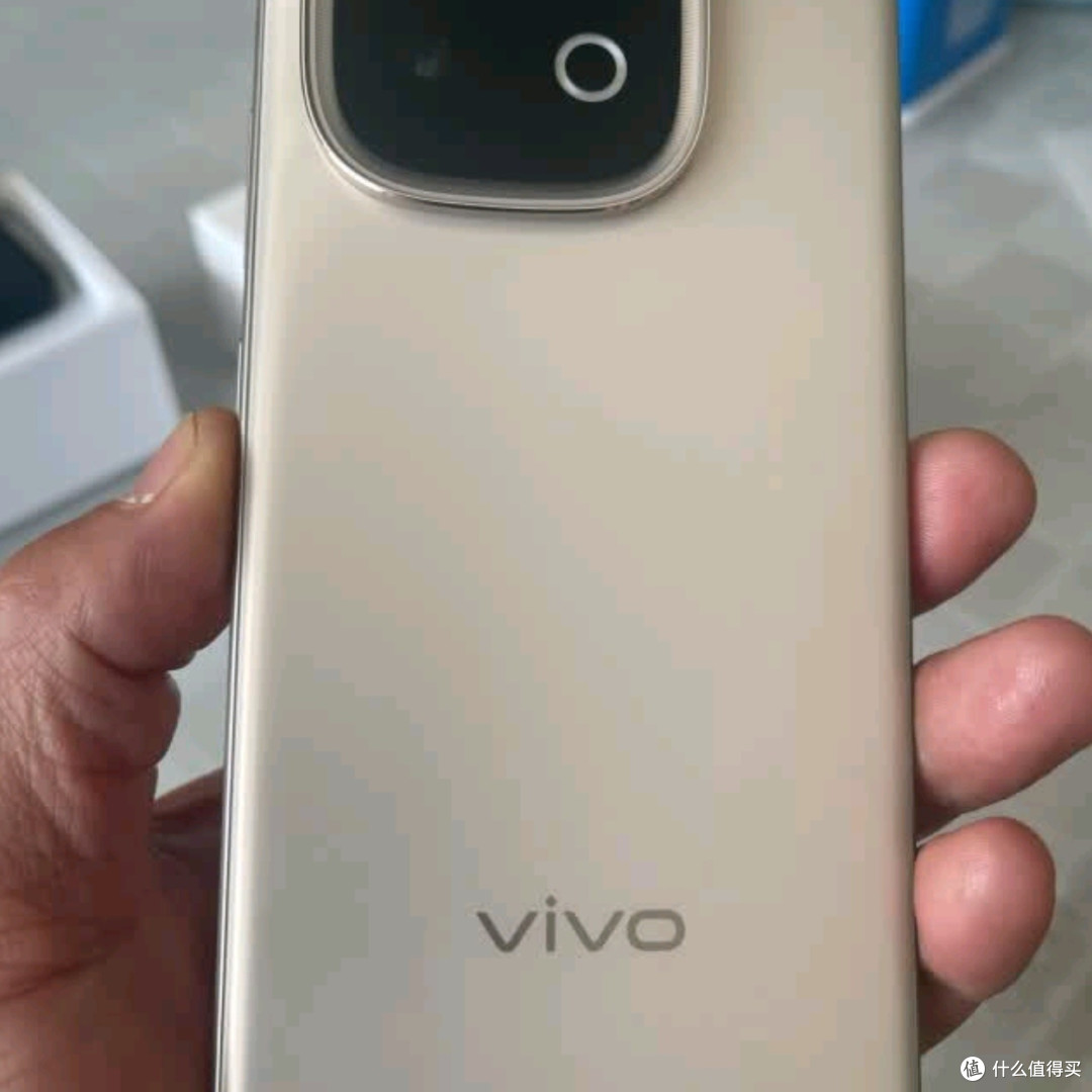 vivo Y300 GT：沙漠金辉映，超能续航与军工品质的完美融合