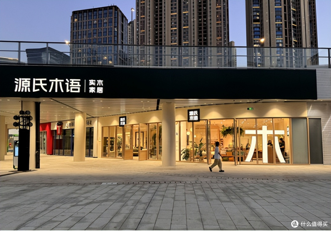 源氏木语沙发：以实木风范重塑客厅休闲格调