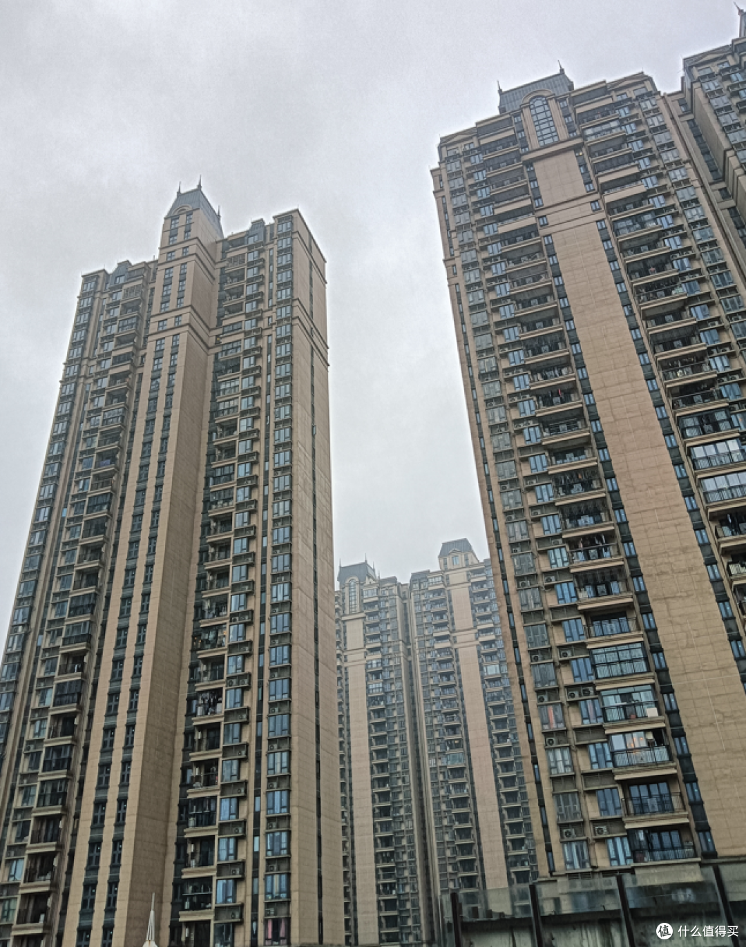 同一栋楼,为什么西户早卖光了,东户却无人问津?你知道原因吗?