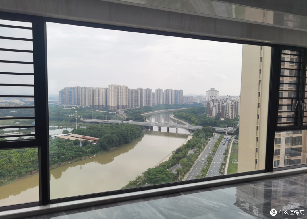 同一栋楼,为什么西户早卖光了,东户却无人问津?你知道原因吗?