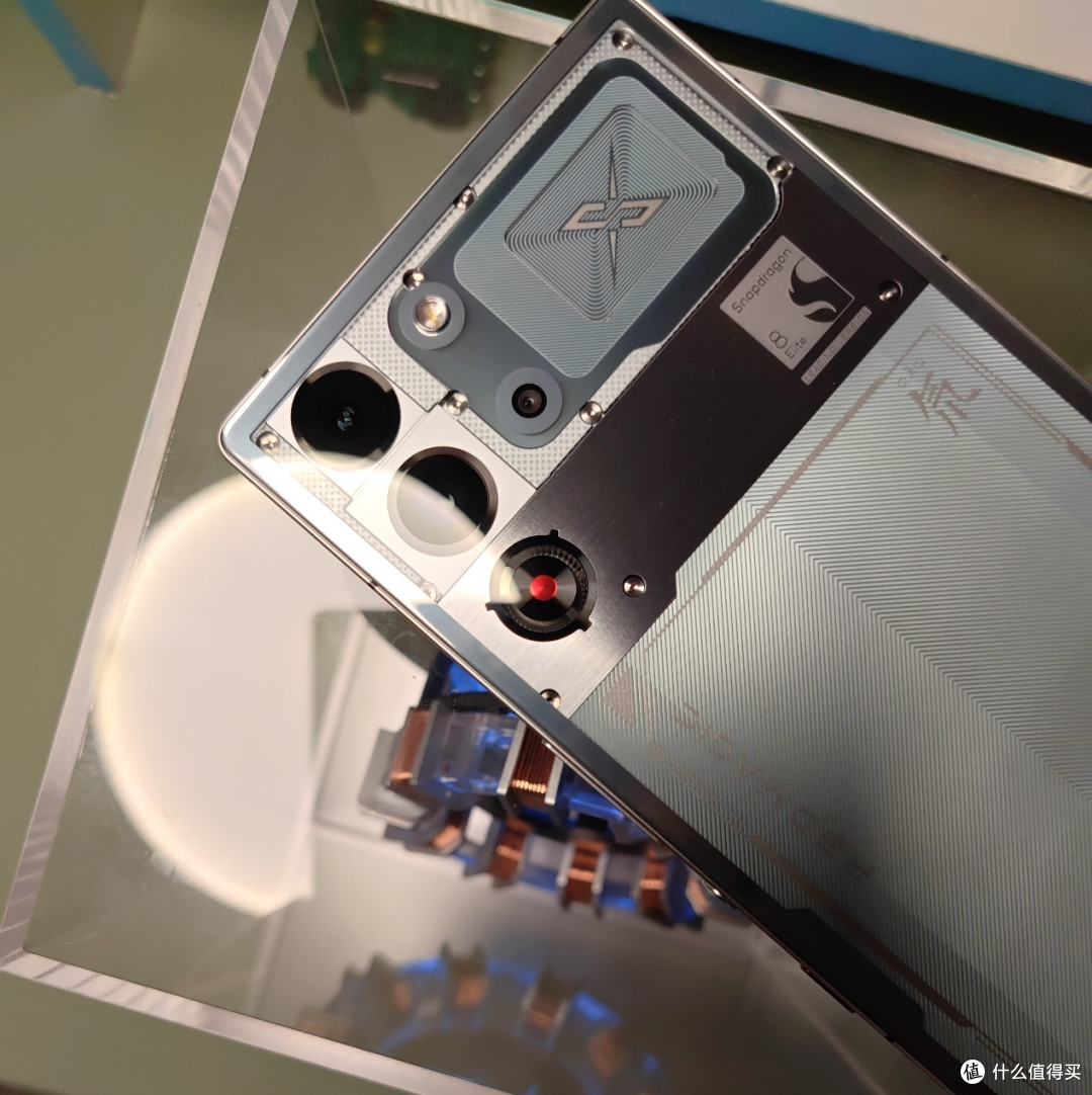 红魔10S Pro+氘锋银翼版:游戏手机开始重新定义移动体验边界