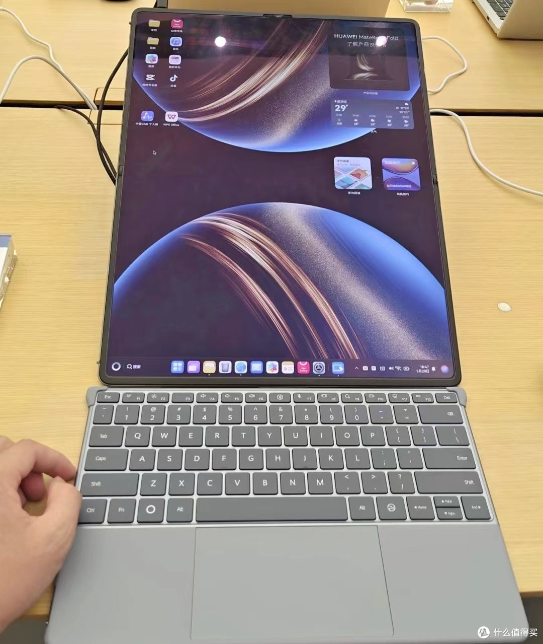 华为 MateBook Fold:23999 元起,值还是不值?