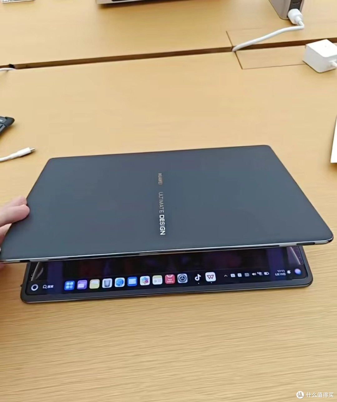 华为 MateBook Fold:23999 元的折叠屏电脑,普通消费者该不该入手?