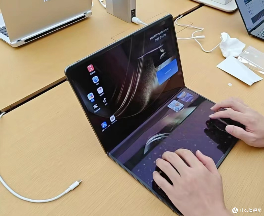 华为 MateBook Fold:23999 元的折叠屏电脑,普通消费者该不该入手?
