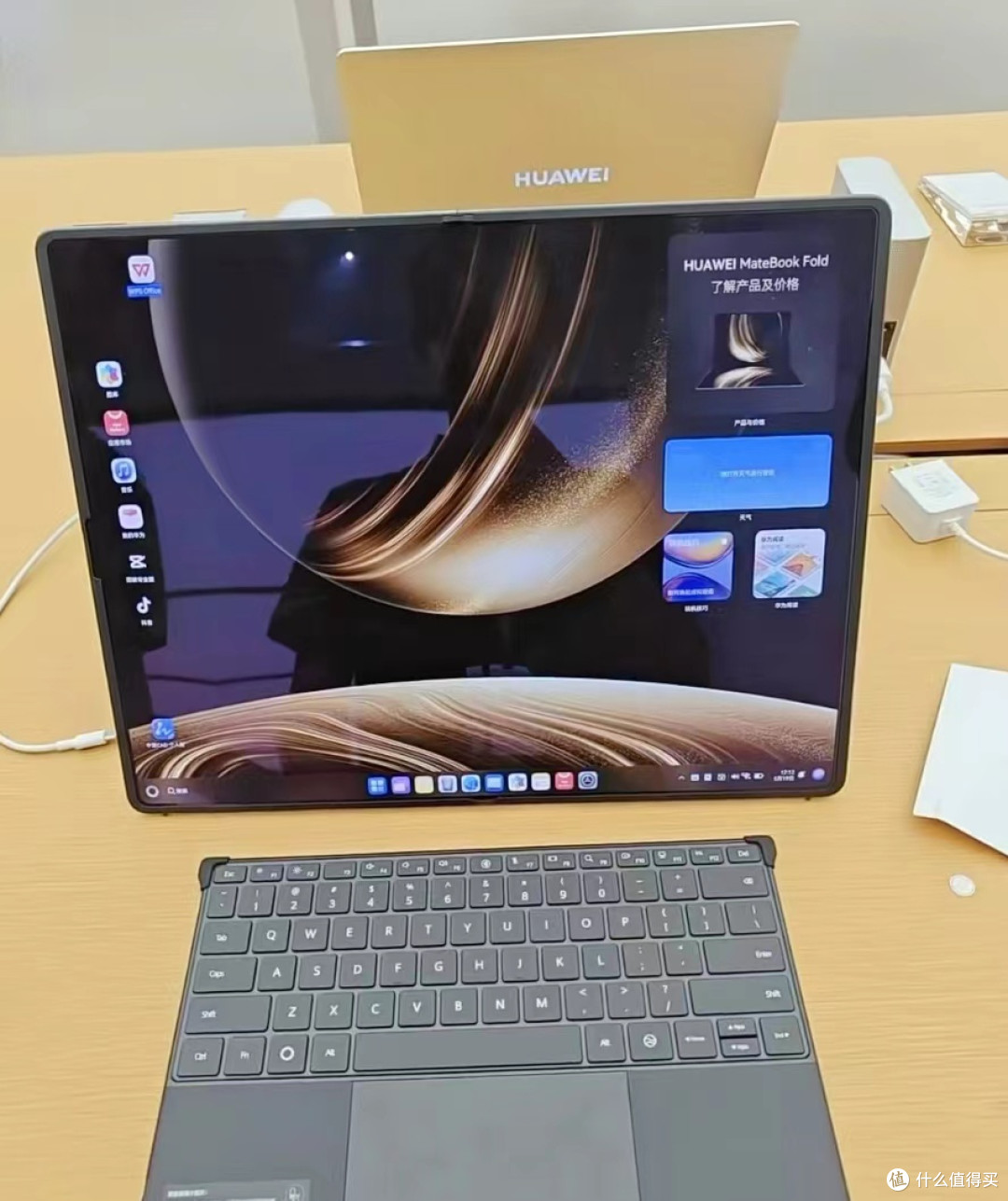 华为 MateBook Fold:23999 元的折叠屏电脑,普通消费者该不该入手?